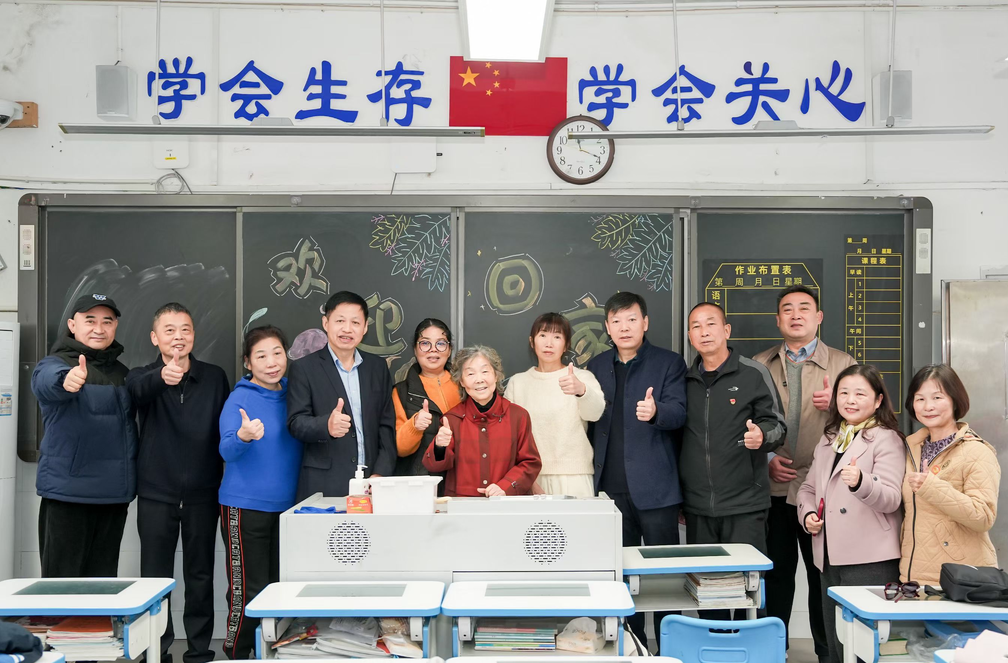 88岁老师再上讲台，给花甲学生上课：你们仍是我的“少年”