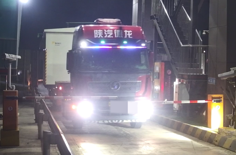 货物超宽被拒入高速，货车司机强行冲关  民警：拘留五日，赔偿损失  