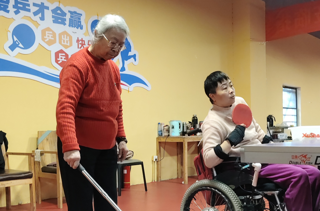 女儿每日挥拍数千次备战残运会，七旬母亲化身爱的“捡球员”