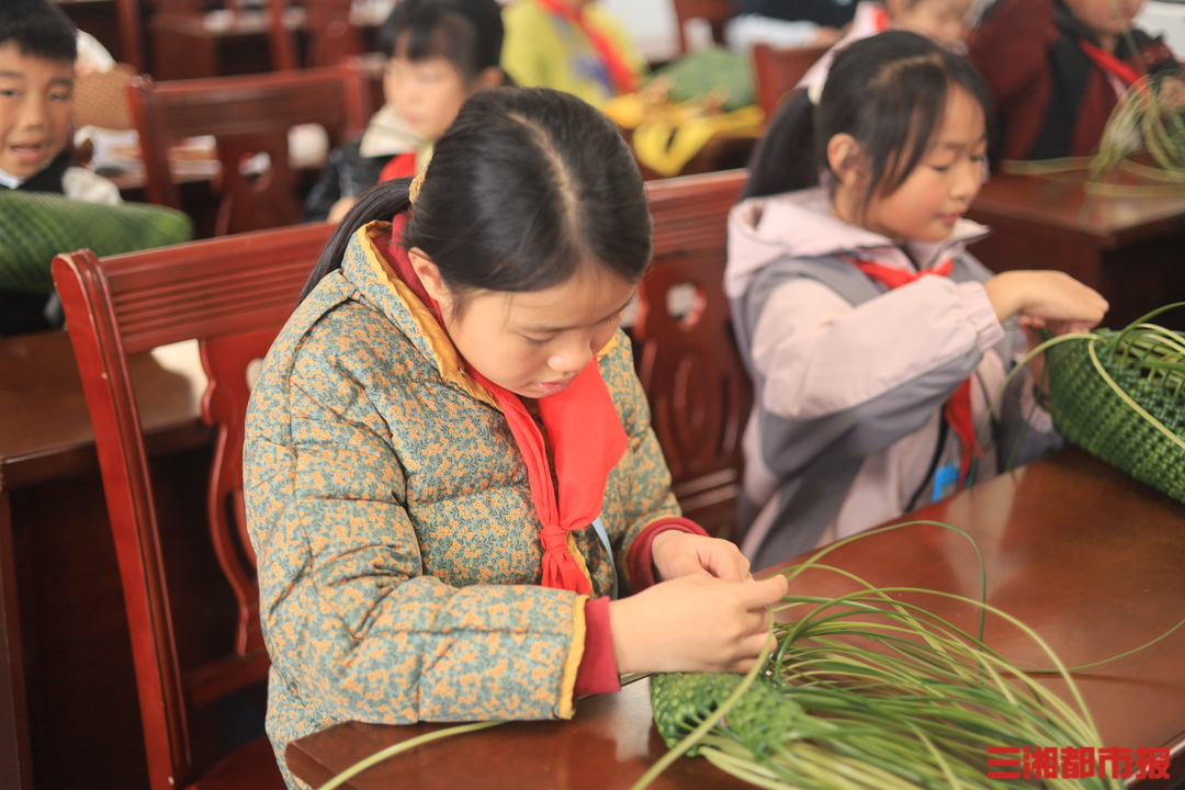 学生手磨白沙豆腐、编藤包，村小课堂变身非遗秀场！网友：款式不一，还都是“高定”