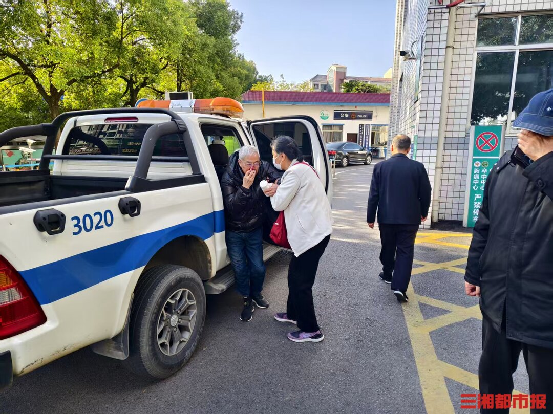老人摔倒受伤，城管抱起送医 市民致电110：一定要表扬他