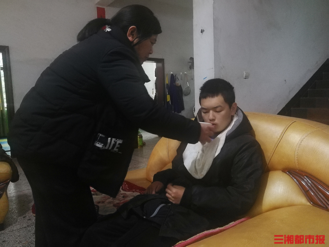 照顾困境老人12年，她把邻居处成了家人｜26℃