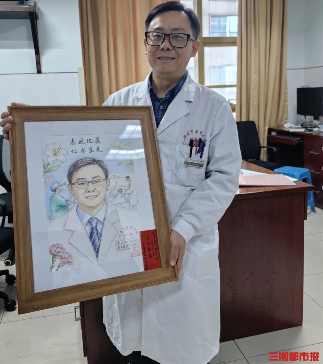 医生收到特殊谢礼：不是锦旗，是患者家属手绘的“我们”