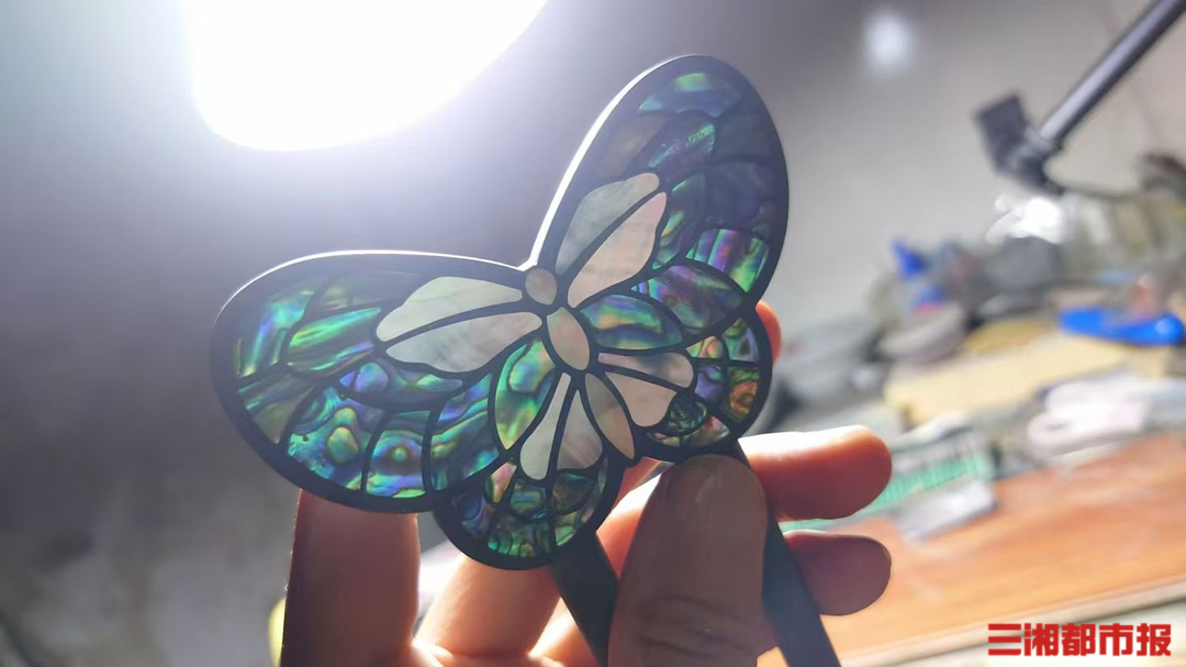 程序员“跨界”玩浪漫，自学为妻子做螺钿梳