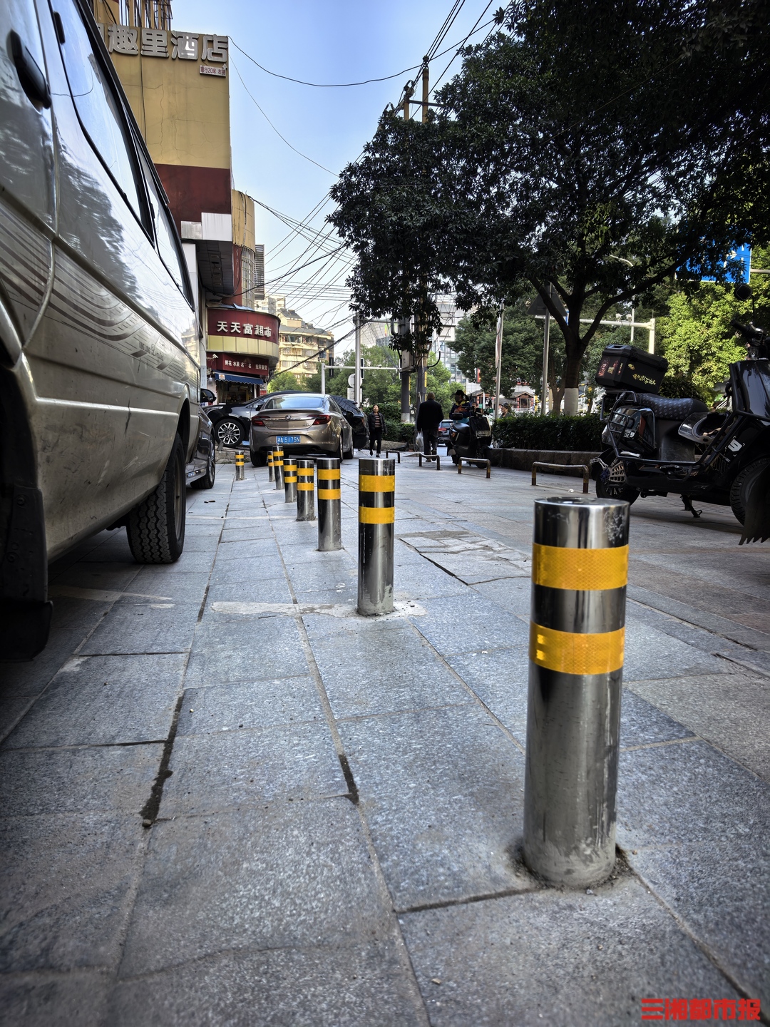 消防整改进行时，长沙兴汉大厦商铺私装铁桩引投诉