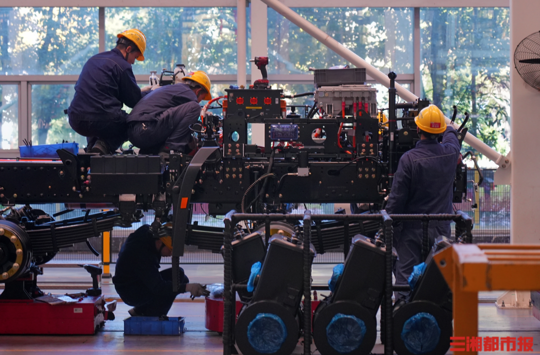 “邵阳速度”！这家企业18分钟“智造”一辆工程车