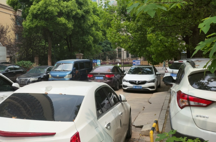 车辆溜坡，司机用身体阻挡被碾身亡，保险拒赔获法院支持