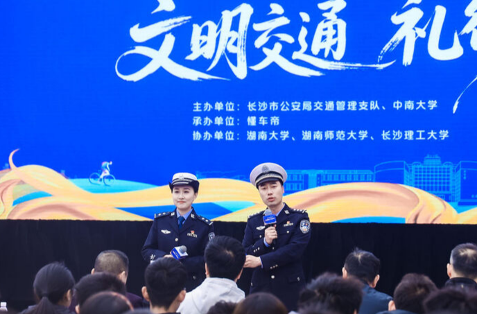 实景模拟+全场互动，这场交通安全课很好“玩”