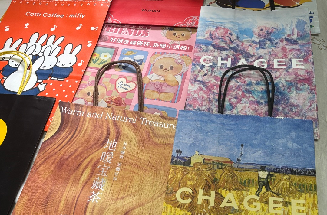 免费物料变“香饽饽” ？二手奶茶联名袋卖到上百元|消费新观察