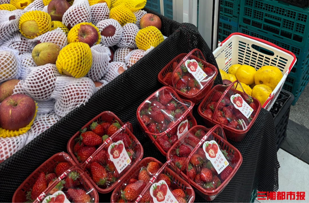 一颗近3元，外地草莓抢“鲜”登陆长沙，本地采摘正当时|消费新观察
