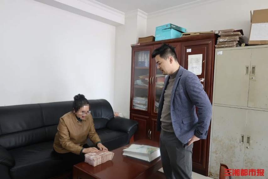 18万元“意外之财”到账后险遭转移，大爷差点成电诈“工具人” 