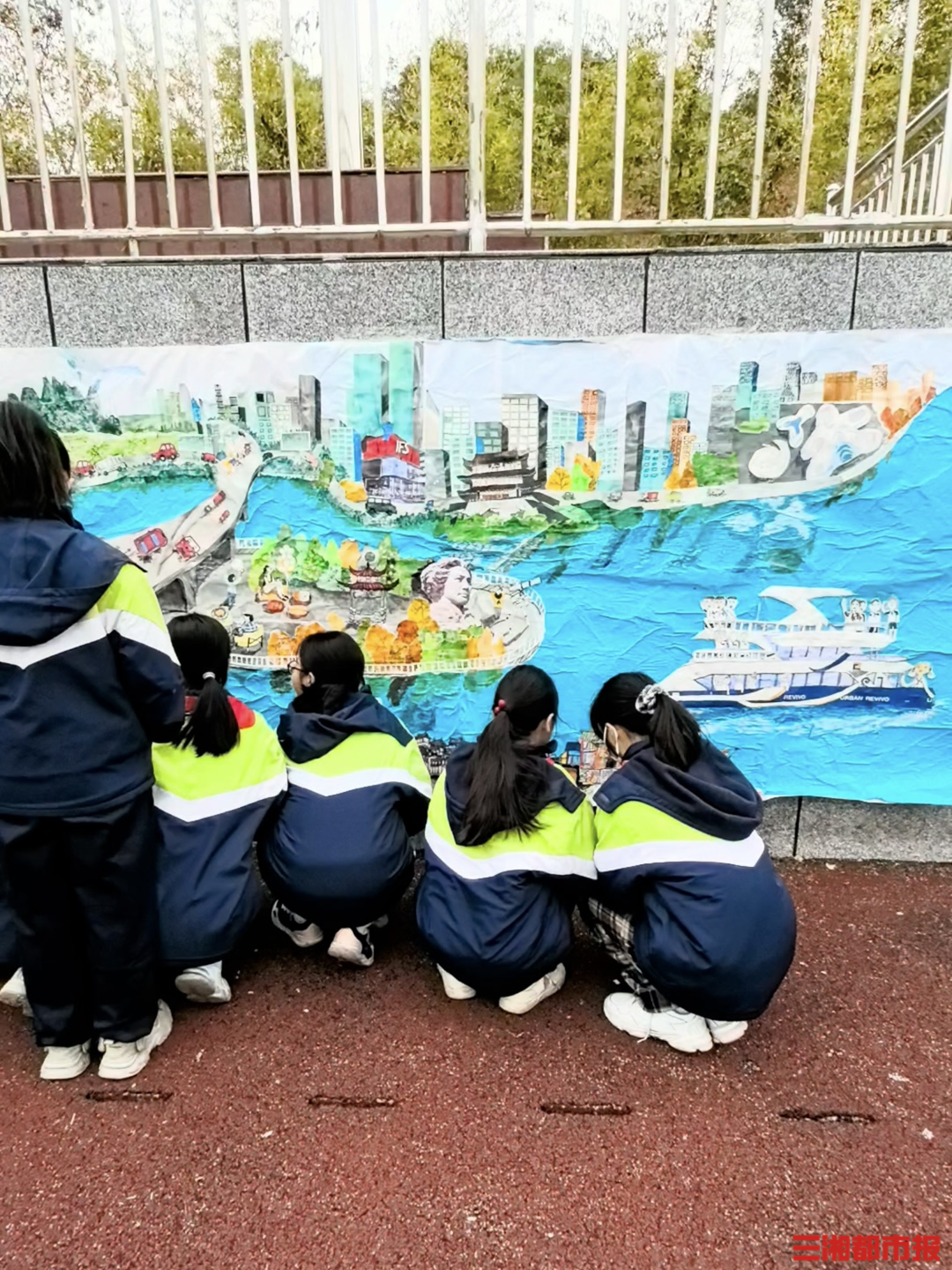 手撕纸拼出9米长打卡地图，36名师生把长沙景点搬上操场