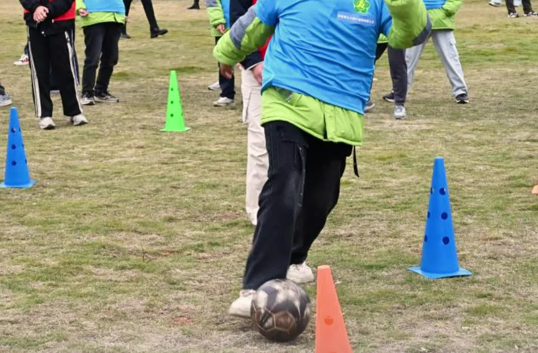 绿茵场上无碍奔跑，趣味足球助力残健融合快乐共享