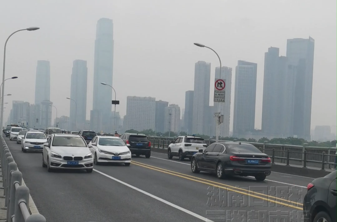 路虎撞墙后次日才报案，10万维修费自担，法院：保险公司拒赔合法