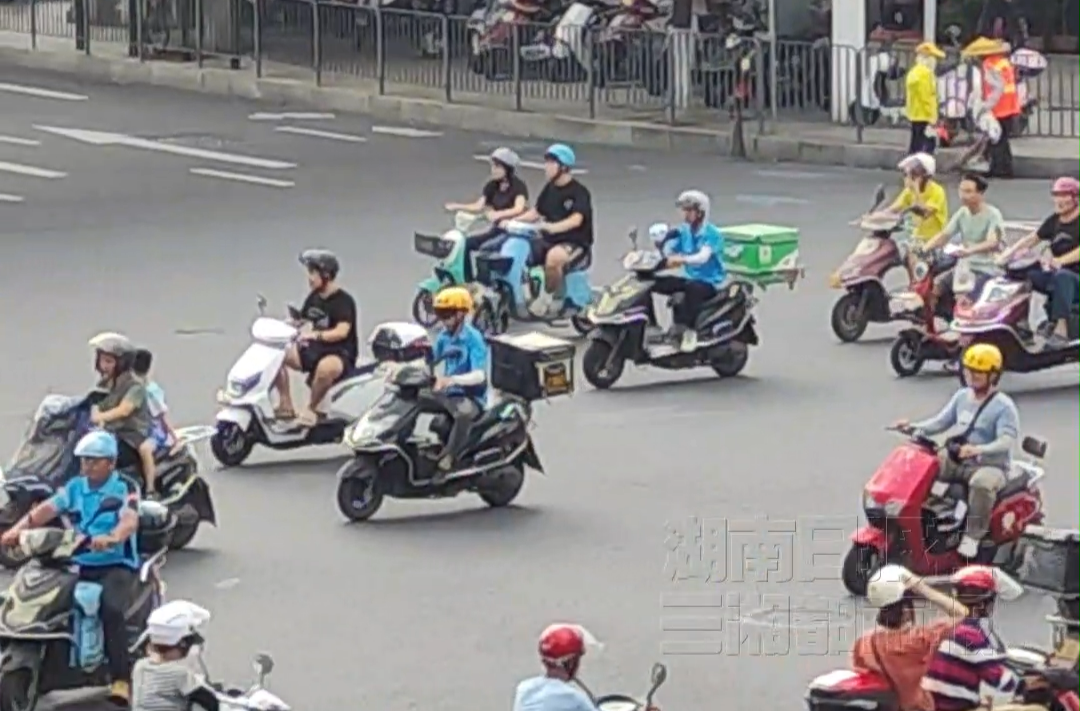 快递员派件时受伤，公司称不存在劳动关系，法院：网络平台免责条款无效 