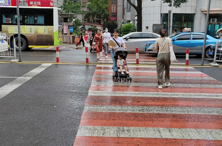 员工无证偷开试驾车撞伤行人，一时任性面临55万余元赔偿