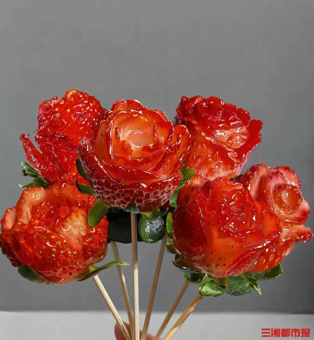 11米高“糖葫芦树”摘取一空，传统小吃点燃消费新热点