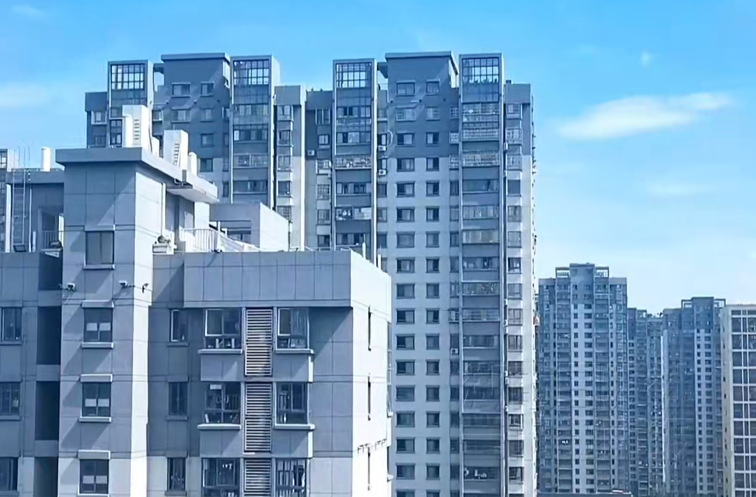 走路看手机跌入10米电梯井，法院：伤者、开发商、物业公司都要担责