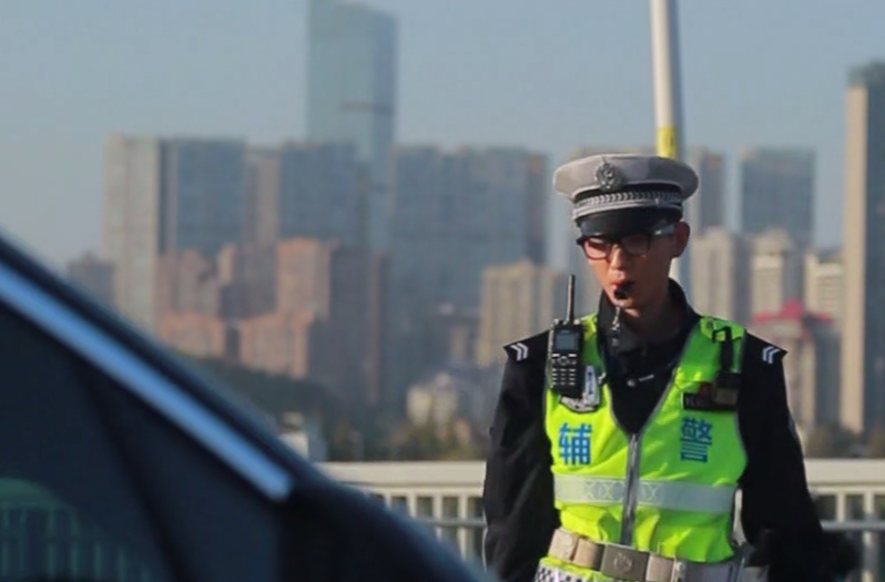 AI眼镜上岗！“秒速”识车牌 还能实时翻译