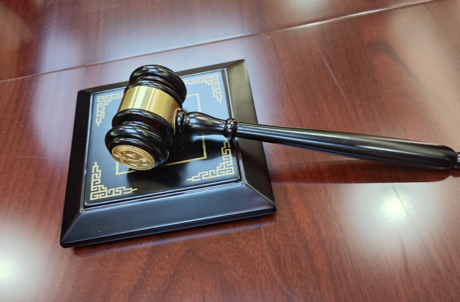 小车压伤下车乘客，“伤者身份”成赔偿焦点：赔3万元还是19万元，听听法官如何定