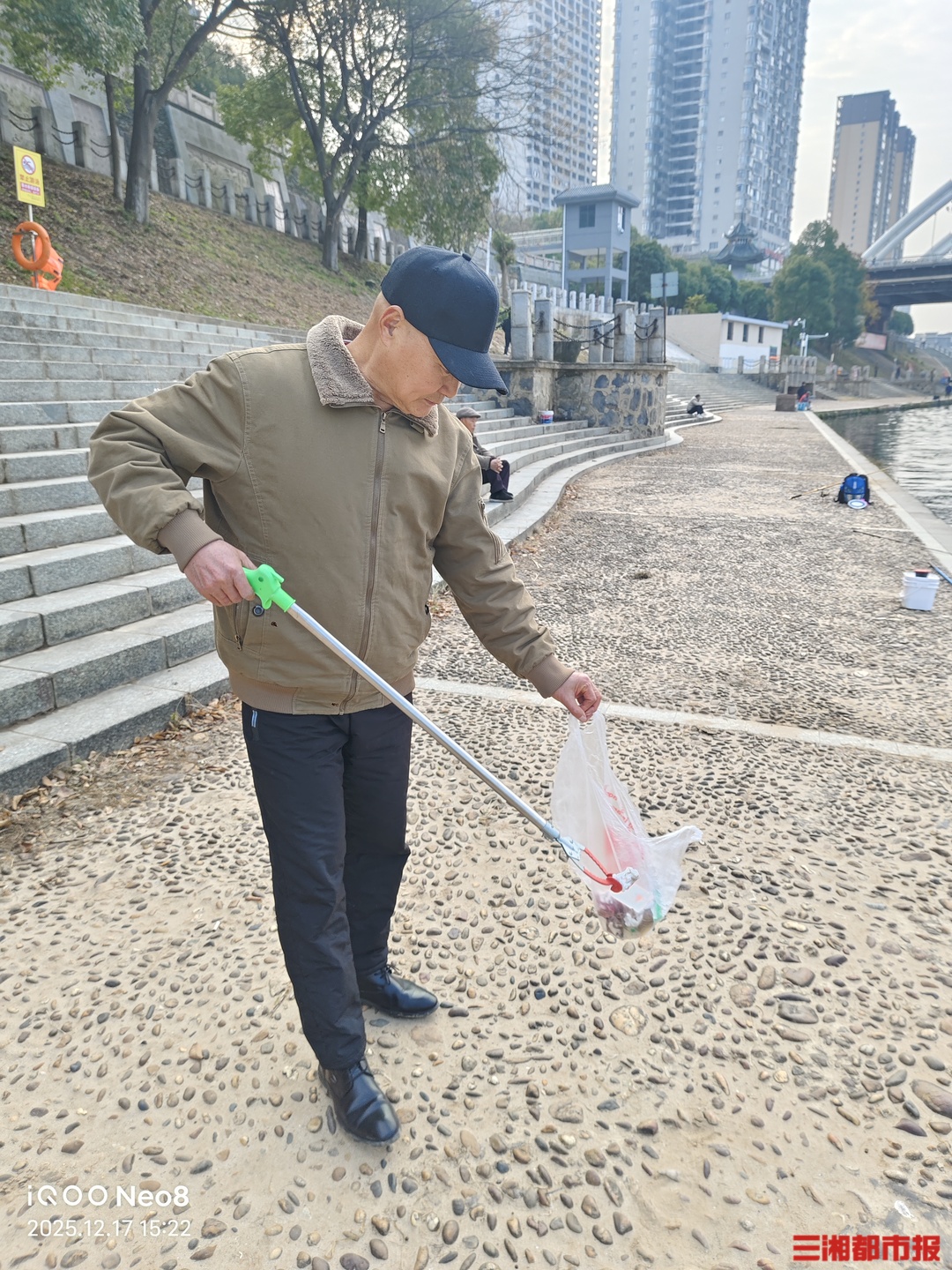 资江边10多年坚守：年近古稀老人晨泳“顺手”捡垃圾，带动家庭、泳友参与丨26℃