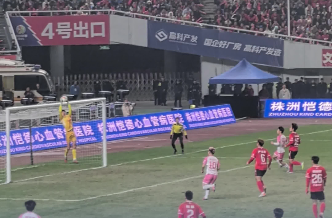 常德队陈嘉星惊艳“世界波”吊射，株洲队门将张奇威反应神速没收皮球