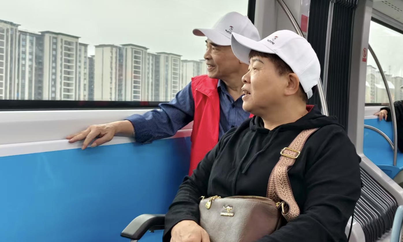 轮椅困住了她的脚步，困不住夫妻俩的“诗与远方”｜26℃