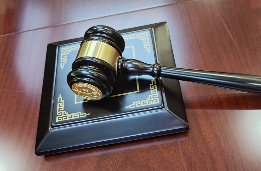 保险公司组织客户旅行，68岁老人中暑身亡谁负责