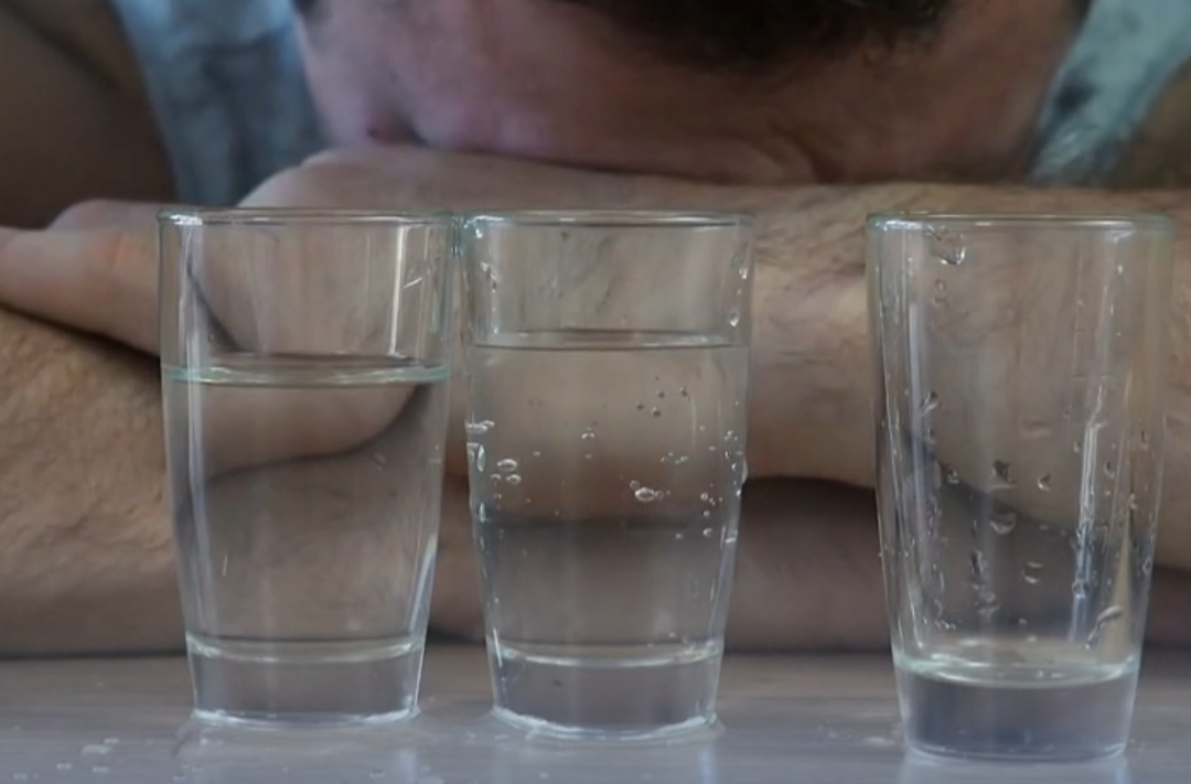 一杯白酒险夺命，失眠别饮“催命酒”