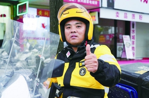 火海救人外卖小哥邓亚群：回归生活日常仍被顾客认出