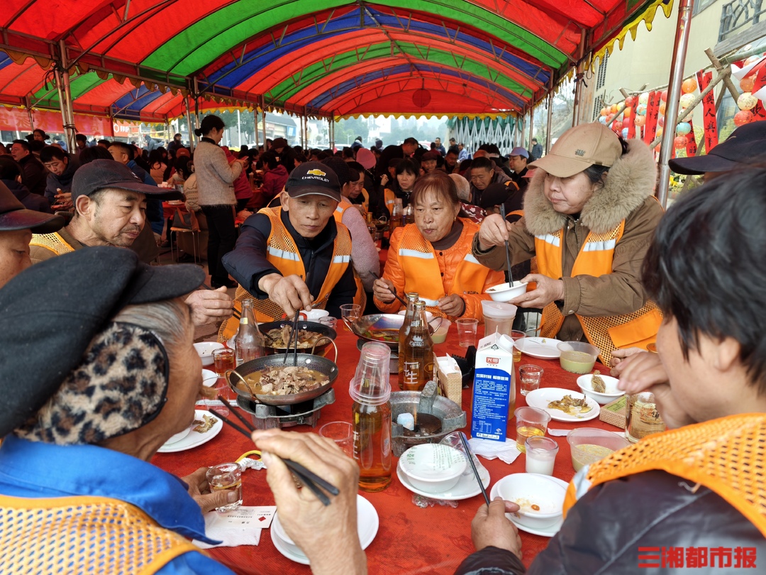 杀年猪办大集，30桌宴席暖了邻里心