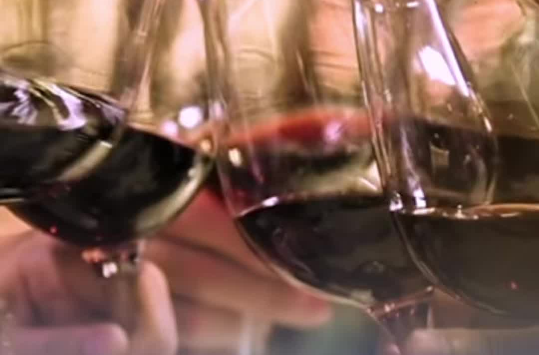 跨年欢聚，服用这几类药可千万别举杯