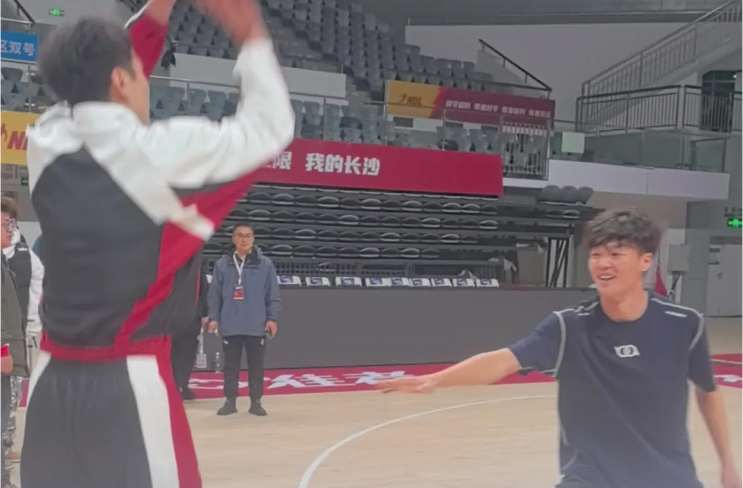湘超长沙队员“改打”篮球，跨年夜组队对阵长沙勇胜，李章毓：明年来足球场单挑