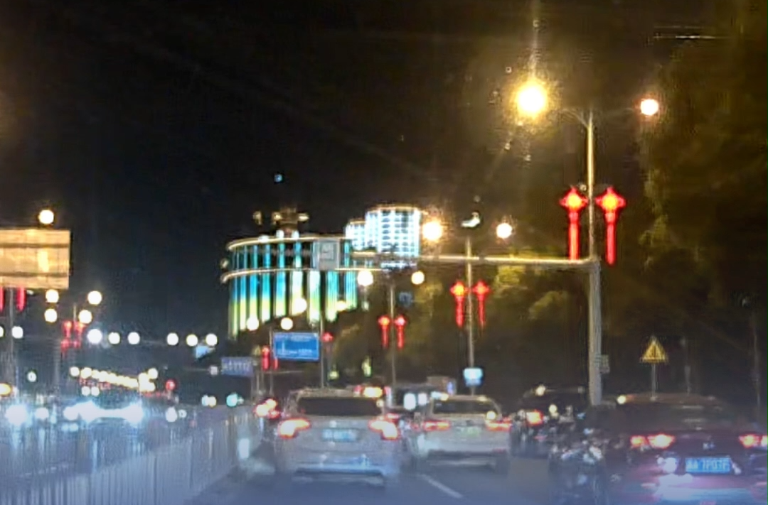 一声鸣笛前车司机挥拳威胁，后车慌乱追尾，法院：三方均担责