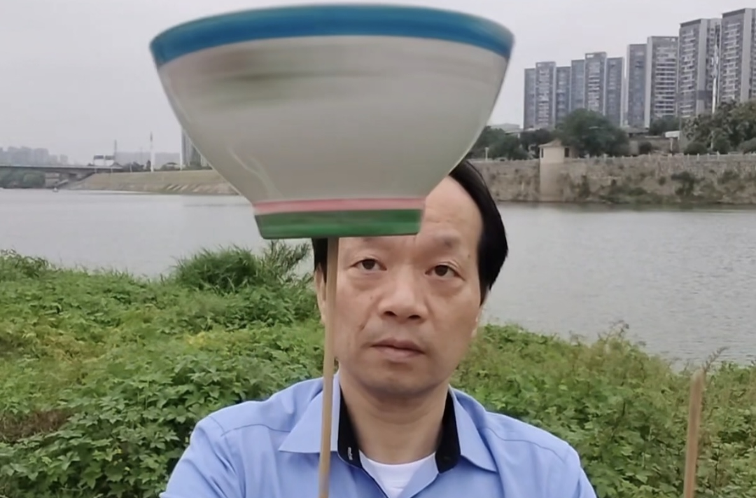 “转碗大叔”为社区“春晚”苦练绝活，他是吉尼斯纪录保持者， 还曾闪耀央视舞台