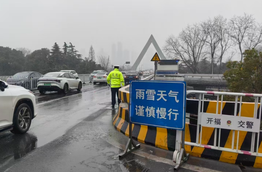 易结冰点位24小时守望，152台拖车时刻待命，“荧光黄”风雪中为你守护｜战寒潮