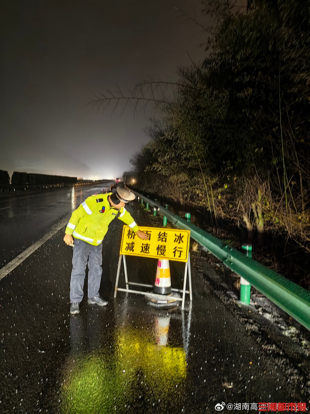 湖南多个市州飘雪，多条高速、国省道路面覆雪结冰管制｜战寒潮