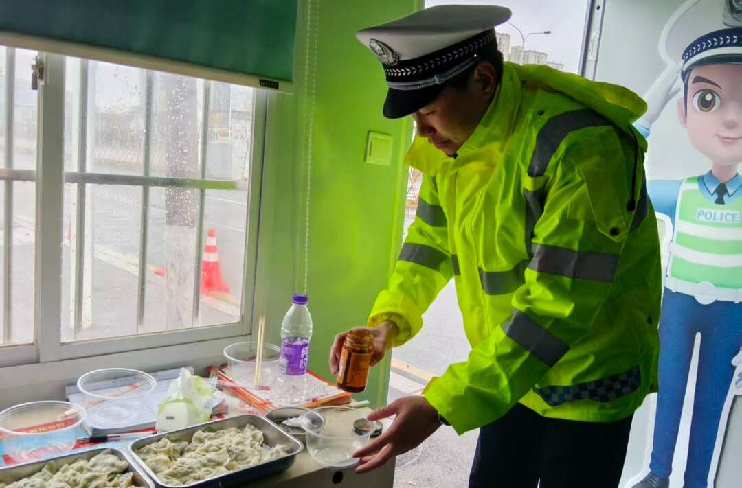 除夕当天，寒风中的交警吃到了热腾腾的饺子｜过年啦