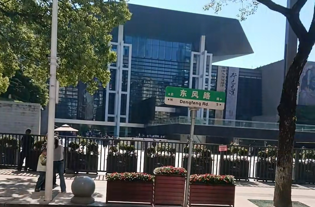 省博迎“馆园融合”后首个小长假，游客前往请选择公共交通工具