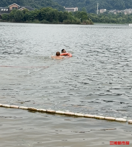 95后小伙逛公園遇父子落水，跳水救人后悄然離開丨26℃