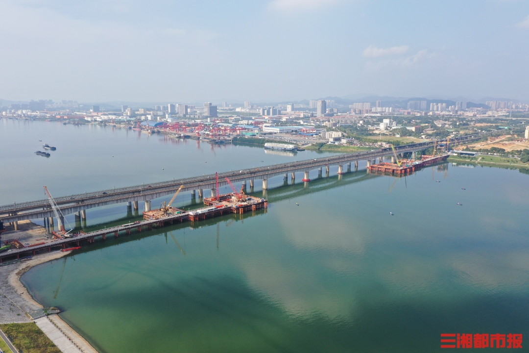 长赣高铁湘江特大桥主桥首座承台浇筑,主桥施工全面铺开|嗨FUN十一