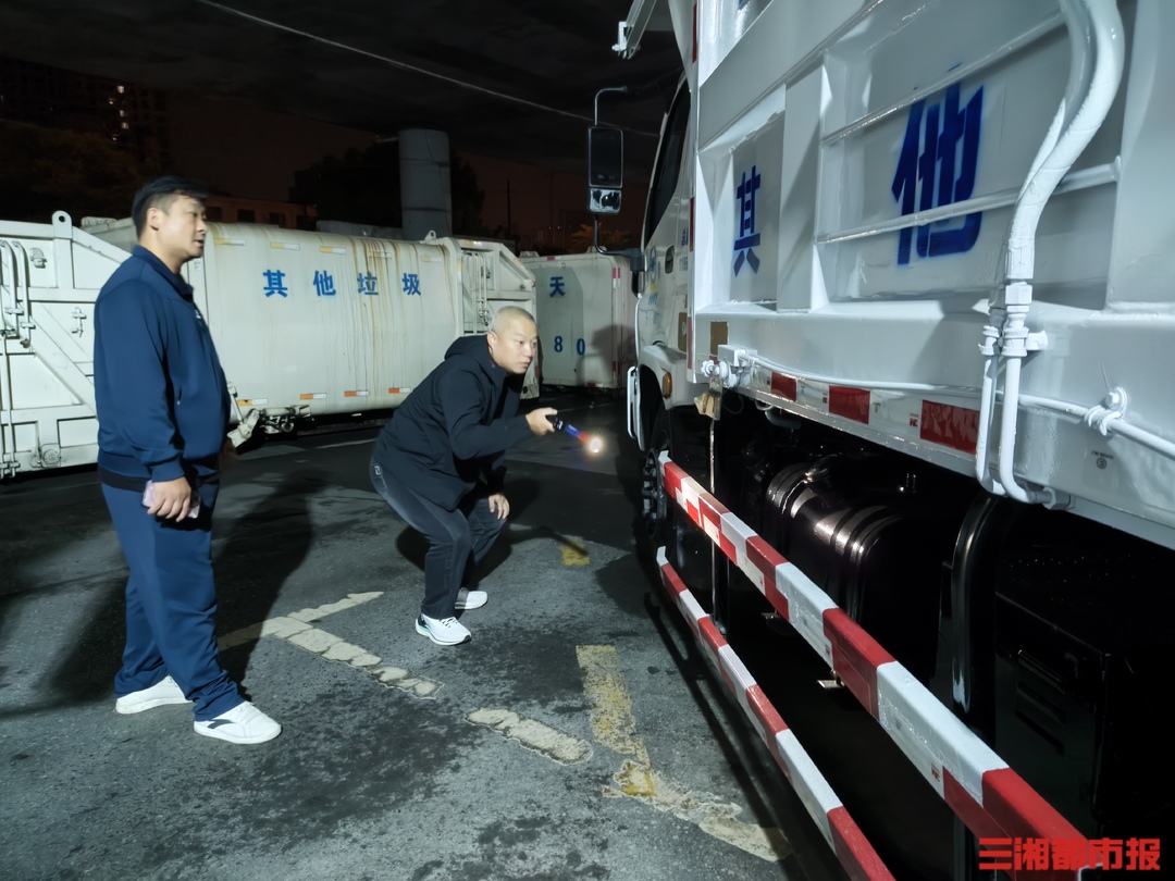 国庆假期，长沙五一商圈每日百吨垃圾是这样“消失”的｜假日值班室