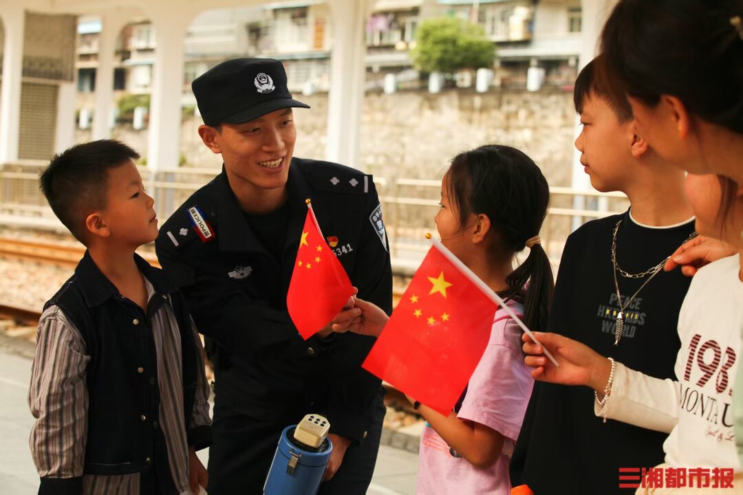 吉首铁警加大警力保返程客流安全
