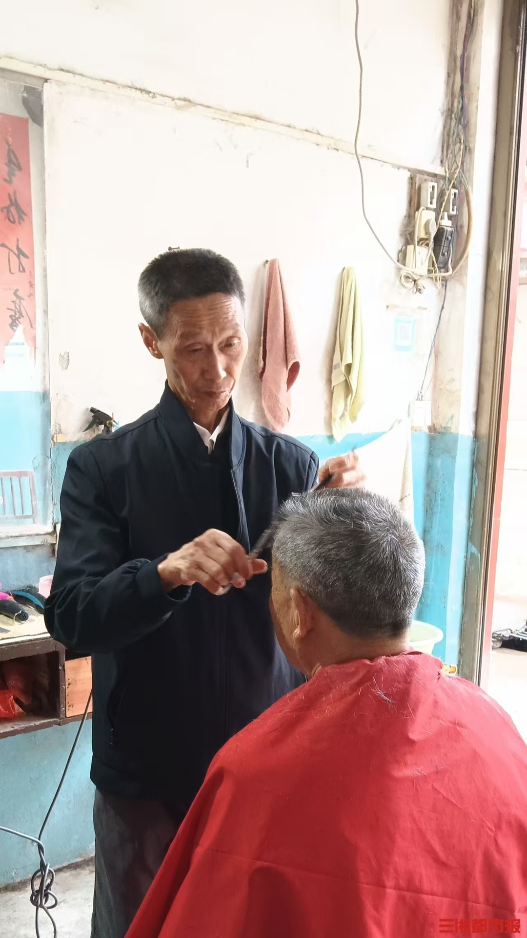 有熟客一家五代人都到这儿理发,七旬老人“2元理发店”二十余年不涨价