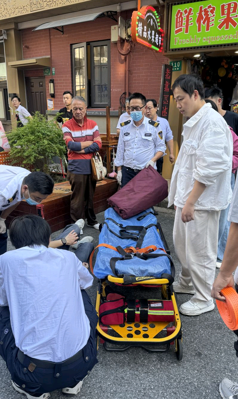 上海街头路人突发倒地，旅途中的湖南护师紧急施救