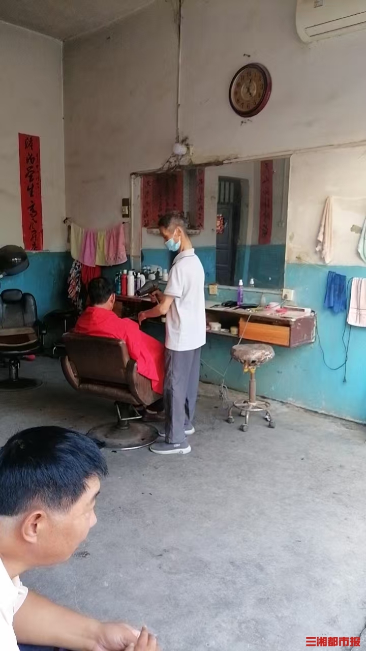 有熟客一家五代人都到这儿理发,七旬老人“2元理发店”二十余年不涨价