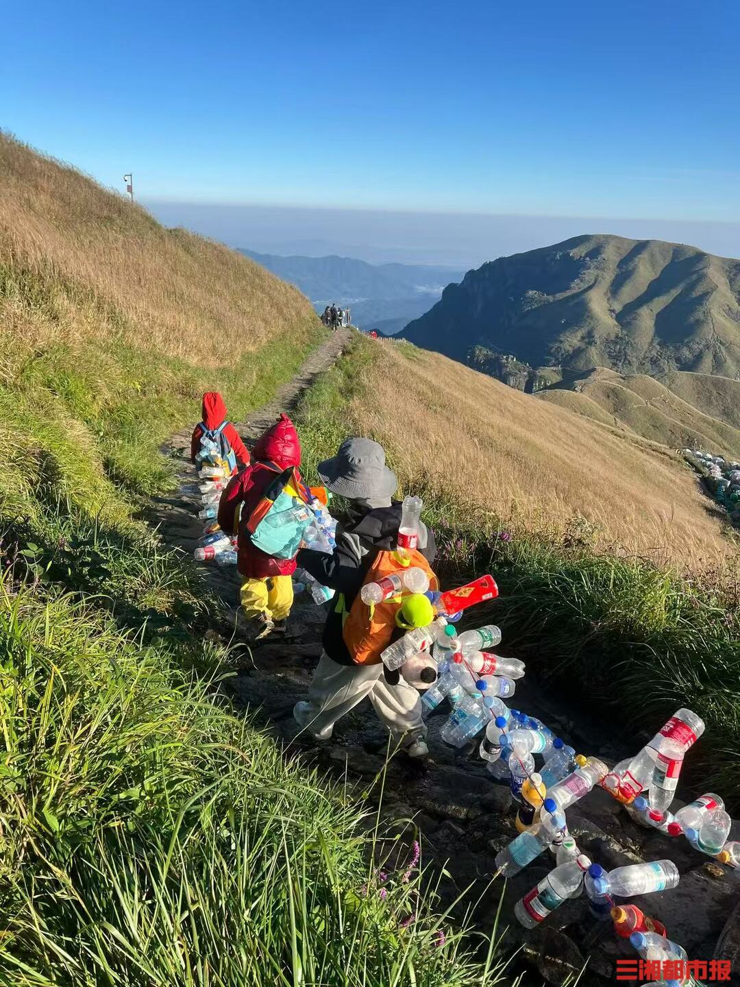 拖着“彩虹小尾巴”下武功山！三名湖南娃把登山变成环保探险