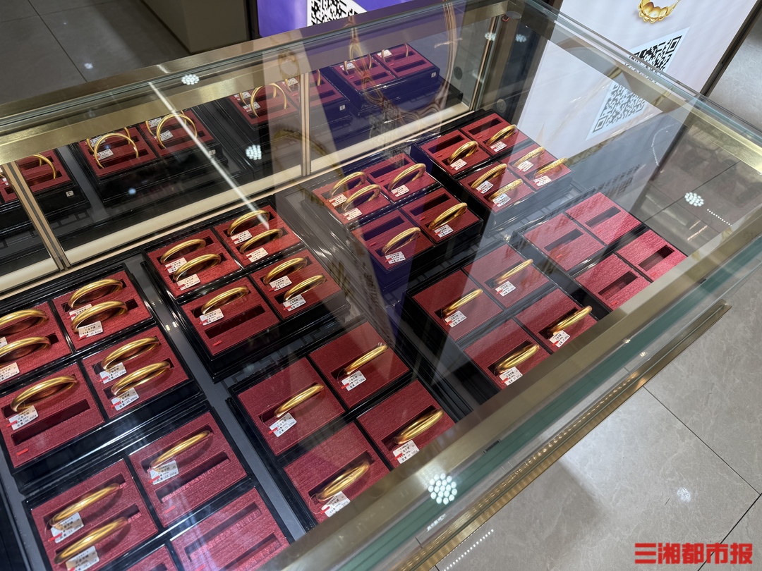 金价下跌，消费热情高涨，长沙黄金饰品柜台缺货、大克重走俏