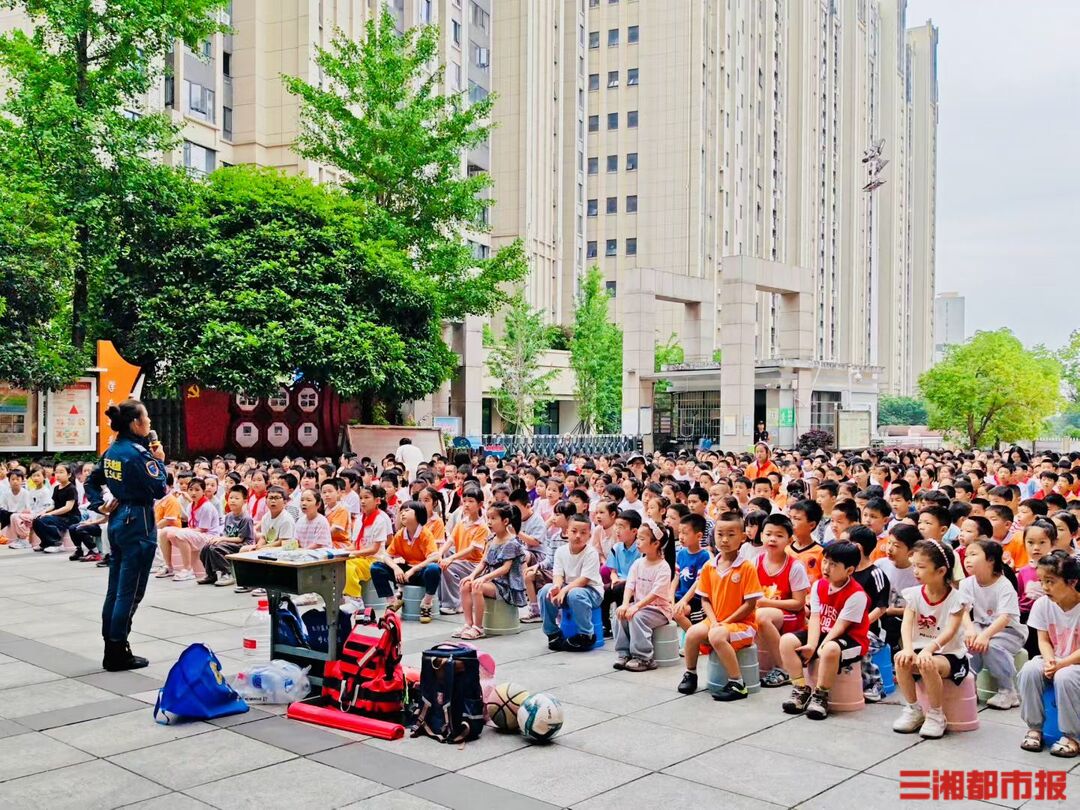遭遇溺水如何自救?“防溺课堂”走进长沙中小学,超2.8万名学生已“结课”