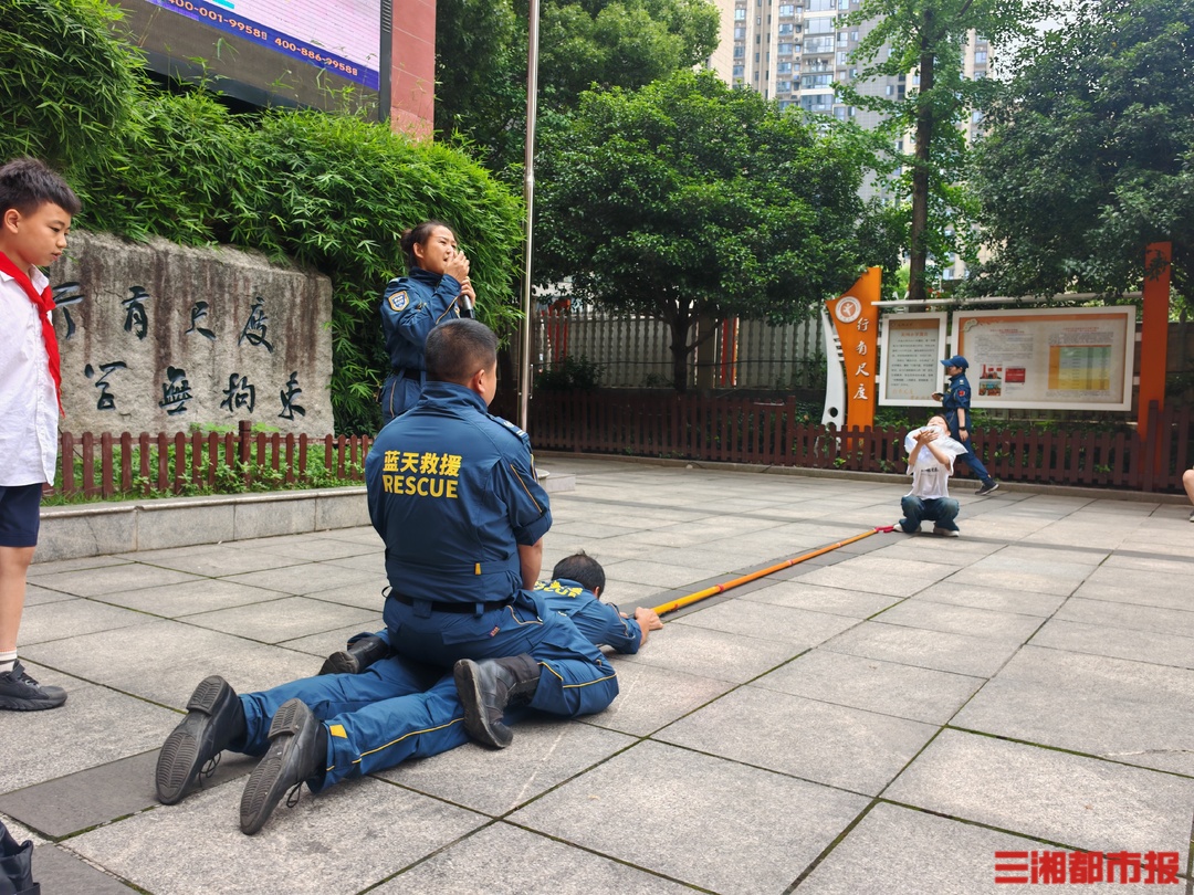 遭遇溺水如何自救?“防溺课堂”走进长沙中小学,超2.8万名学生已“结课”